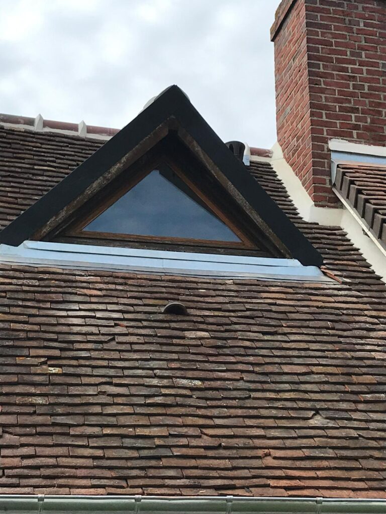 Lucarne triangulaire sur toiture tuiles plates